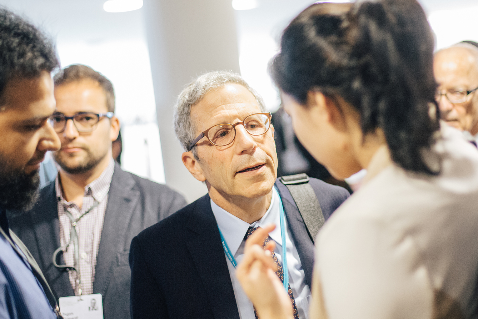 Eric Maskin in conversation with young scientis in Lindau